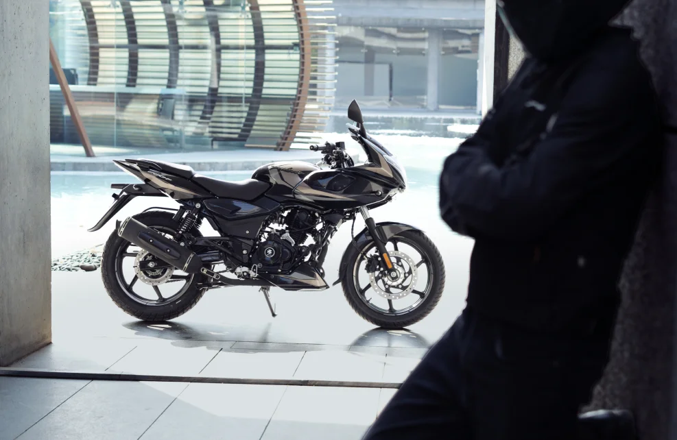 Bajaj Pulsar 220F - Image 4