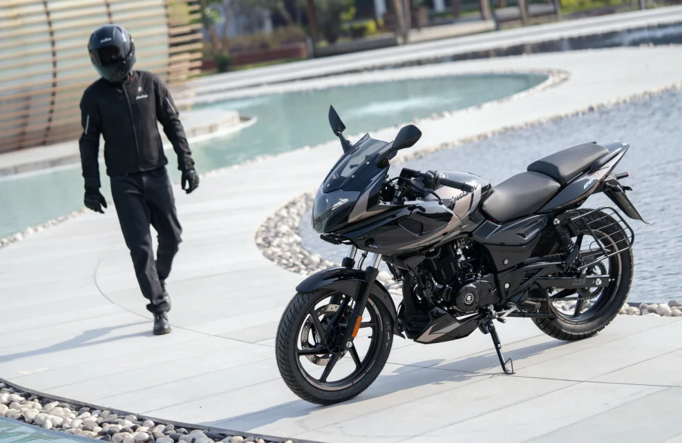 Bajaj Pulsar 220F - Image 3